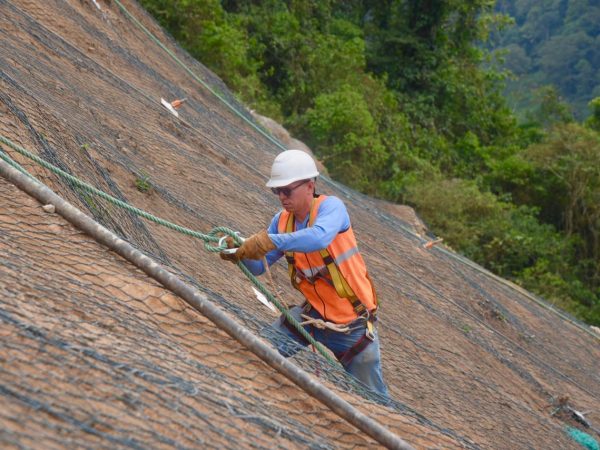 Trabajos de estabilización de talud en el km 83 de la vía Alóag-Santo Domingo alcanzan el 70 % de avance by 41