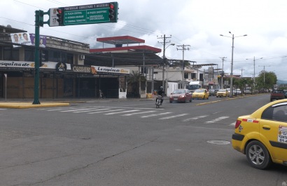 Tráfico vehicular denso en Portoviejo complica la movilidad urbana este viernes 16 de mayo