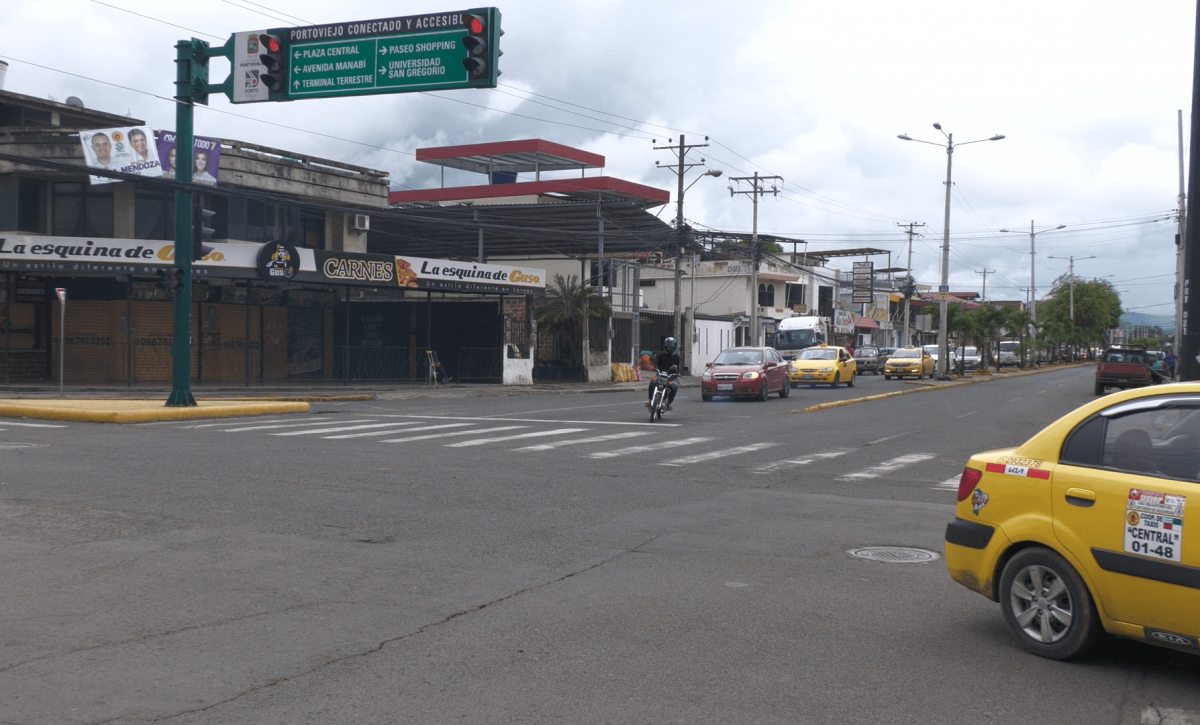 Tráfico vehicular denso en Portoviejo complica la movilidad urbana este viernes 16 de mayo