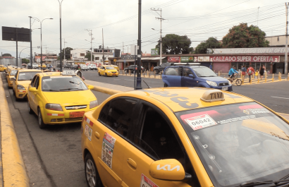 Tráfico vehicular denso en Portoviejo este miércoles 14 de mayo