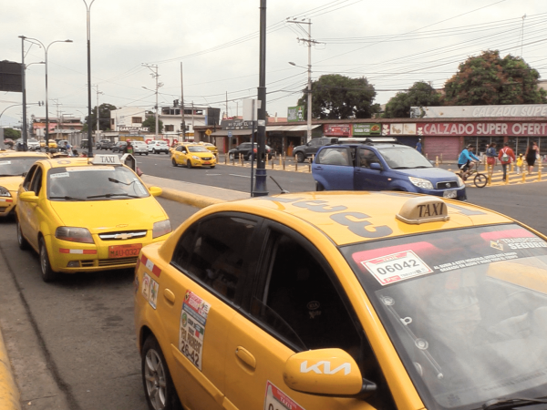 Tráfico vehicular denso en Portoviejo este miércoles 14 de mayo