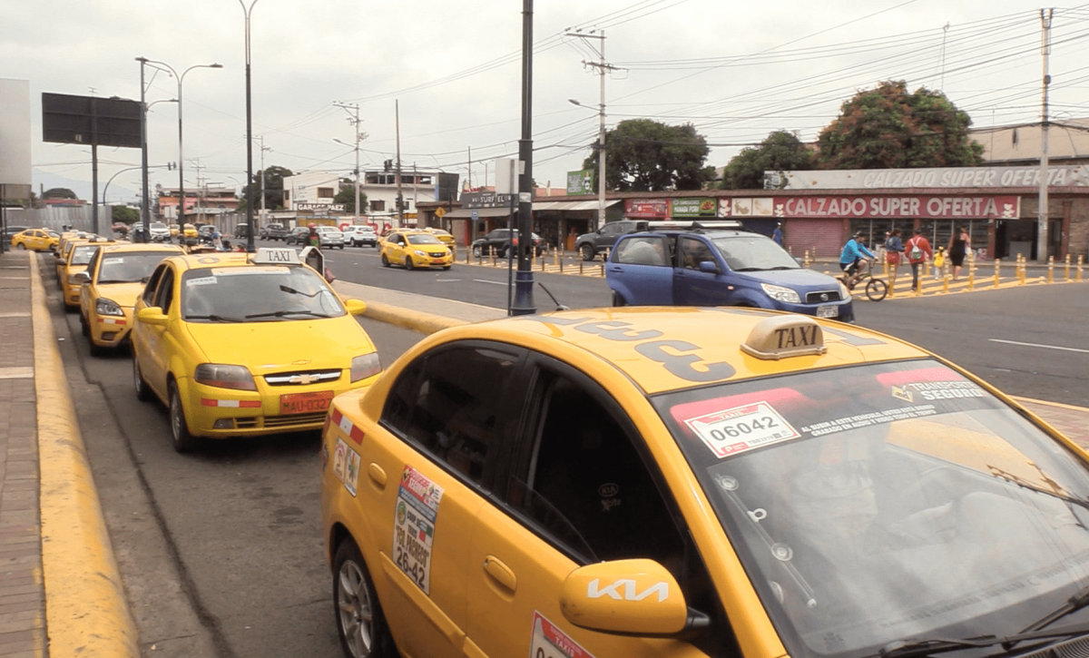 Tráfico vehicular denso en Portoviejo este miércoles 14 de mayo
