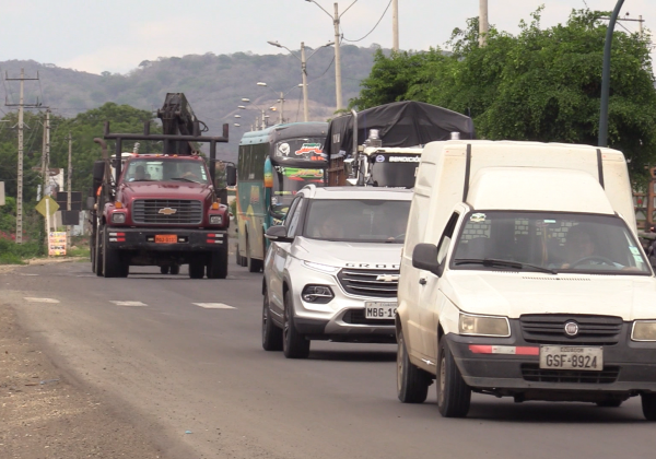 Tráfico vehicular intenso afecta la movilidad urbana este jueves 22 en Portoviejo