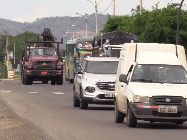 Tráfico vehicular intenso afecta la movilidad urbana este jueves 22 en Portoviejo