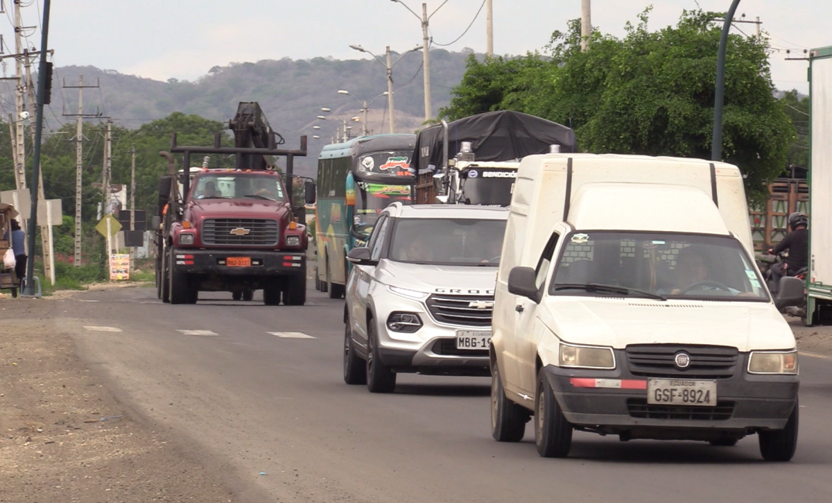 Tráfico vehicular intenso afecta la movilidad urbana este jueves 22 en Portoviejo