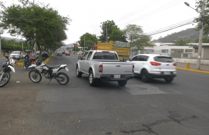 Tráfico vehicular intenso cerca de centros educativos este martes en Portoviejo