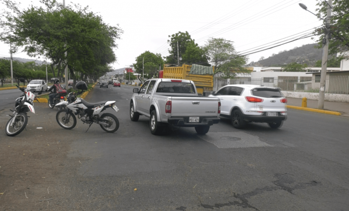 Tráfico vehicular intenso cerca de centros educativos este martes en Portoviejo