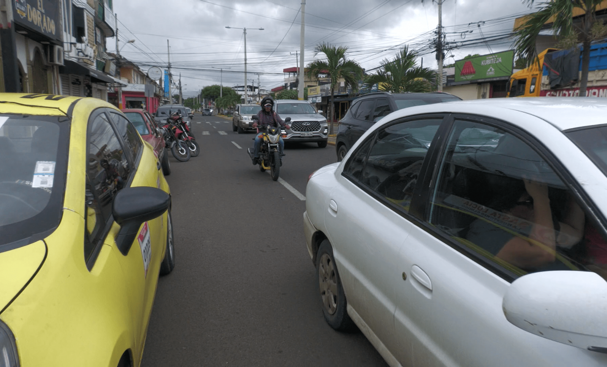 Tráfico vehicular intenso en vías principales de Portoviejo