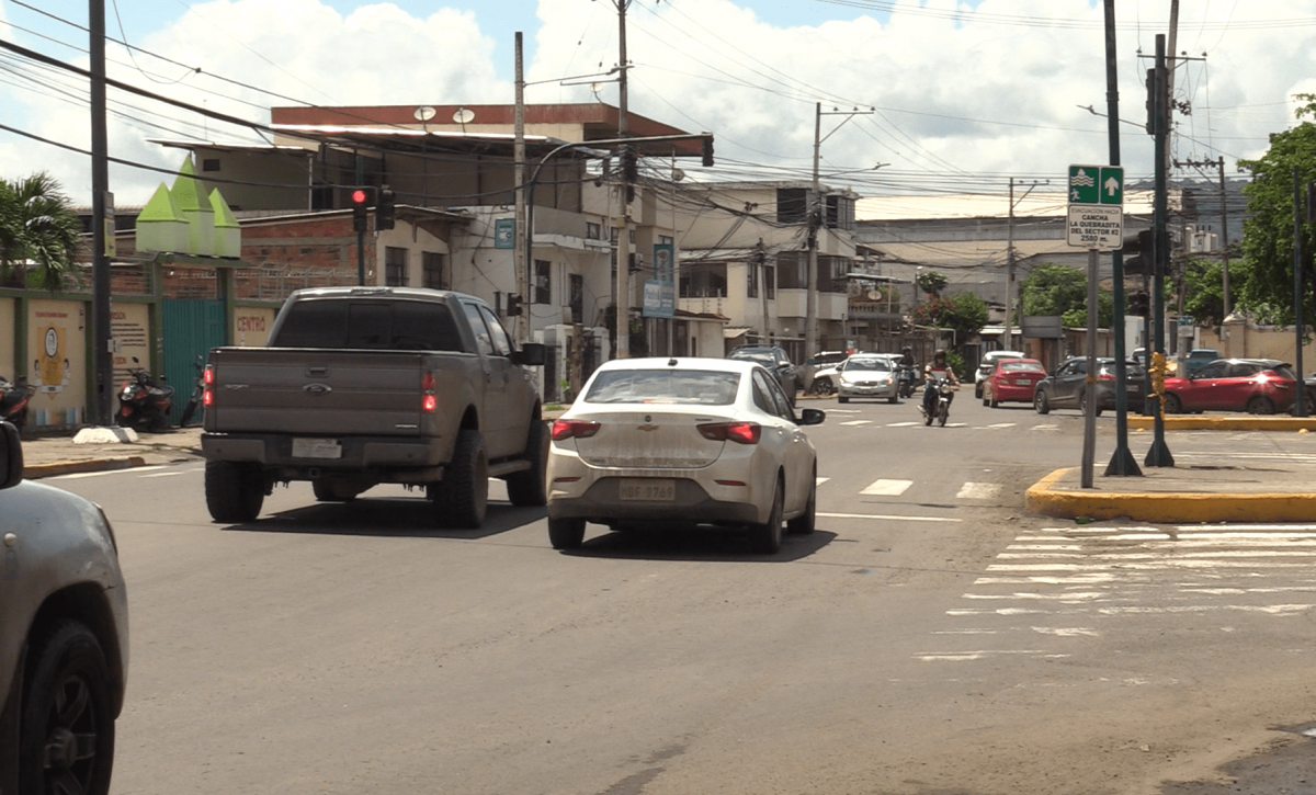 Tráfico vehicular sin complicaciones en Portoviejo en mitad de semana