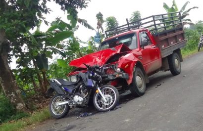 accidente de tránsito, El Carmen, choque frontal, motociclista fallecido, vía Tigrillo, fuga del conductor