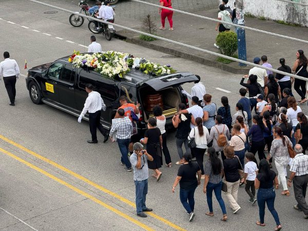 Tragedia en El Carmen sepultan a jóvenes que fallecieron tras impacto de un rayo en el río Chila