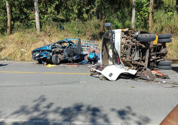 Tragedia en la vía Santo Domingo–Alóag choque múltiple deja un fallecido y varios heridos