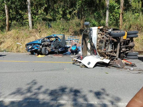 Tragedia en la vía Santo Domingo–Alóag choque múltiple deja un fallecido y varios heridos