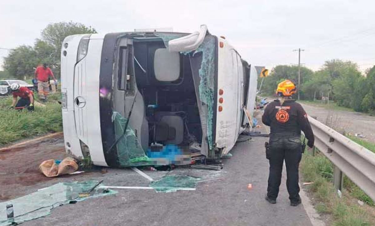 Trágico accidente en Nuevo León 11 muertos tras volcadura de autobús