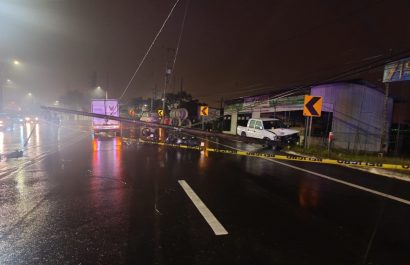 Trágico accidente en Santo Domingo: Motociclista muere al caerle poste por choque de camioneta
