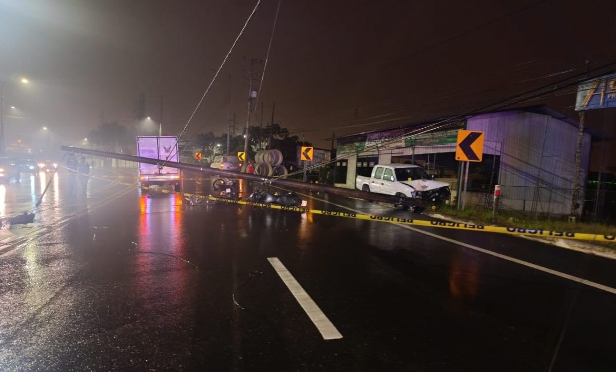 Trágico accidente en Santo Domingo: Motociclista muere al caerle poste por choque de camioneta