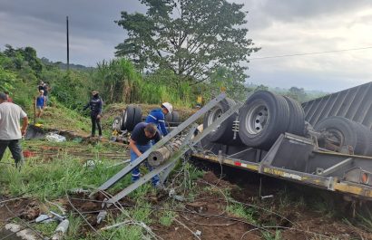 Tráiler pierde el control y causa daños materiales en Valle Hermoso