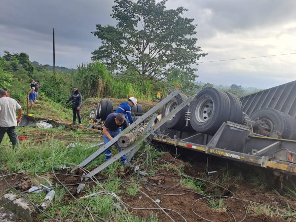 Tráiler pierde el control y causa daños materiales en Valle Hermoso