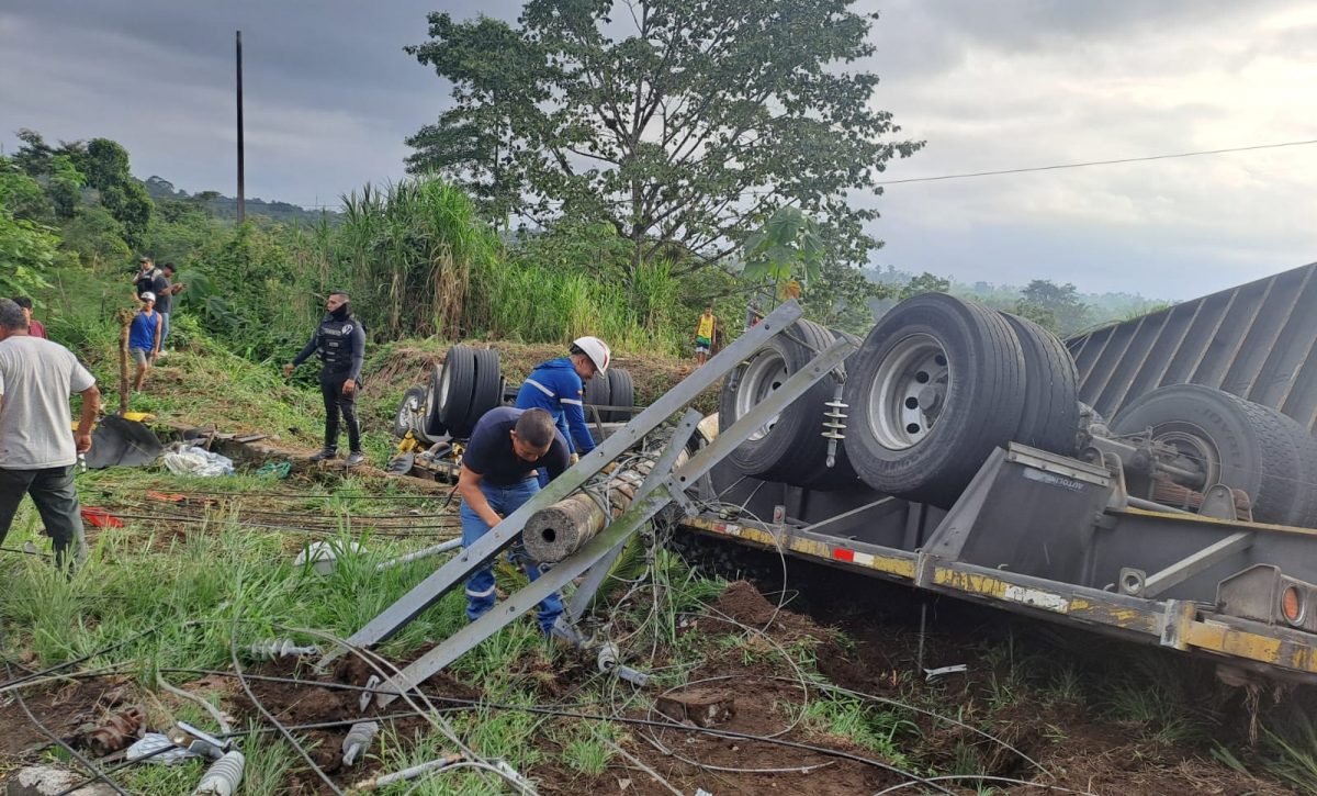 Tráiler pierde el control y causa daños materiales en Valle Hermoso