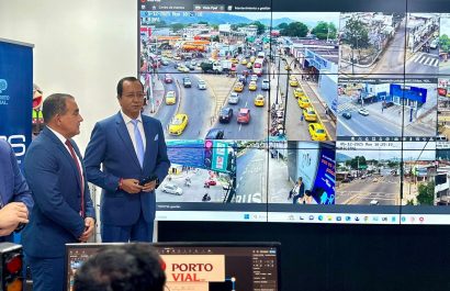 El alcalde Javier Pincay, realizó las pruebas de las cámaras en el centro de operaciones de Portovial.