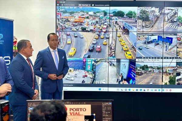 El alcalde Javier Pincay, realizó las pruebas de las cámaras en el centro de operaciones de Portovial.