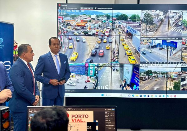 El alcalde Javier Pincay, realizó las pruebas de las cámaras en el centro de operaciones de Portovial.