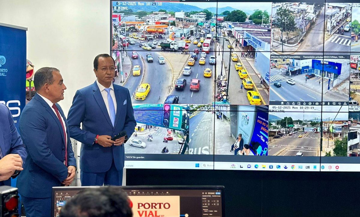 El alcalde Javier Pincay, realizó las pruebas de las cámaras en el centro de operaciones de Portovial.
