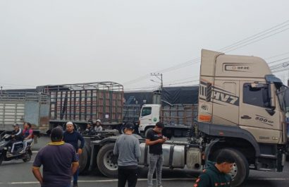 Transportistas cierran vías en varias provincia de Ecuador en rechazo a la eliminación del subsidio al diésel, decretado por el Presidente Noboa. (El Diario).