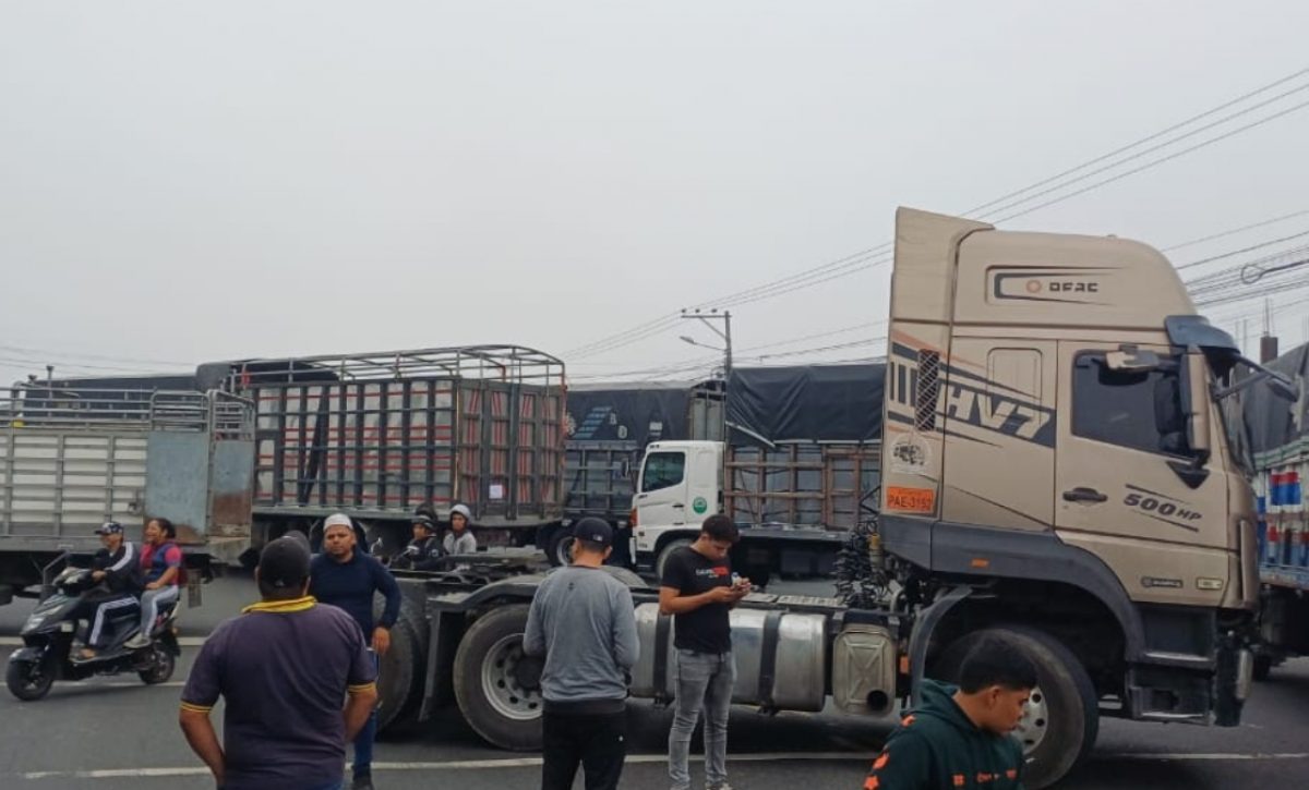 Transportistas cierran vías en varias provincia de Ecuador en rechazo a la eliminación del subsidio al diésel, decretado por el Presidente Noboa. (El Diario).