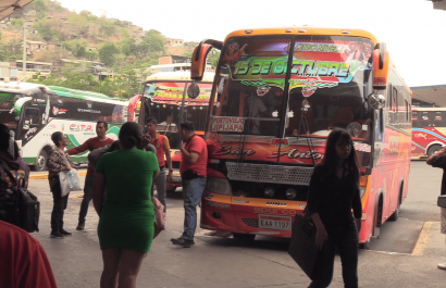 Transportistas de Manabí evalúan uso obligatorio de mascarilla ante brote de tosferina y fiebre amarilla