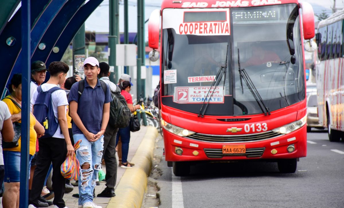 Transportistas de Portoviejo ajustarán frecuencias de buses para mitigar impacto por fin de subsidio al diésel
