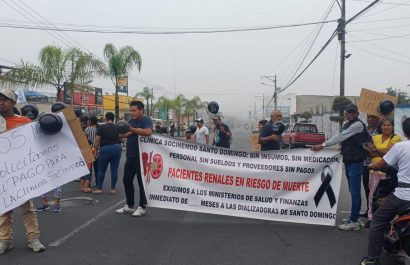 Tras protestas, el IESS desembolsa fondos y evita que se suspendan diálisis en una clínica Santo Domingo
