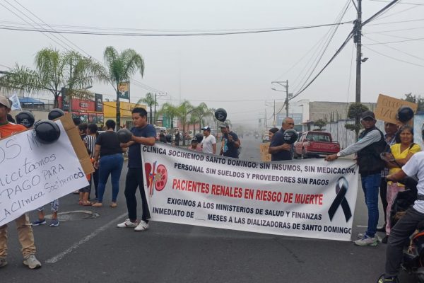Tras protestas, el IESS desembolsa fondos y evita que se suspendan diálisis en una clínica Santo Domingo