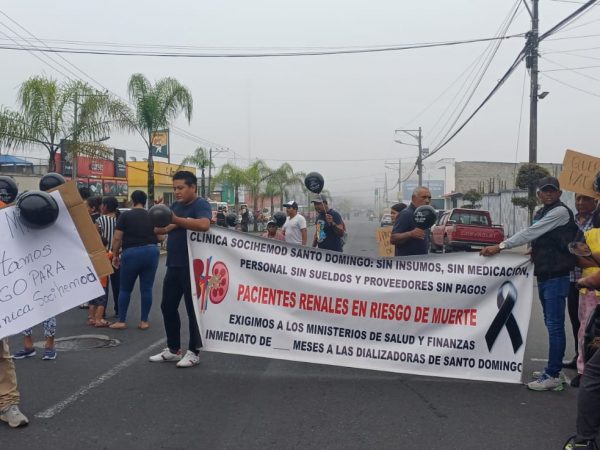 Tras protestas, el IESS desembolsa fondos y evita que se suspendan diálisis en una clínica Santo Domingo
