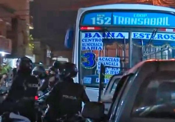 Tres asesinatos sacudieron el sur de Guayaquil, una de las víctimas era el conductor de un bus urbano, quien llegaba a su casa