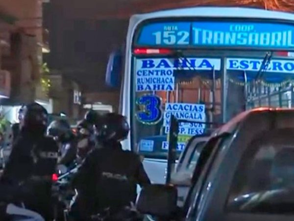 Tres asesinatos sacudieron el sur de Guayaquil, una de las víctimas era el conductor de un bus urbano, quien llegaba a su casa