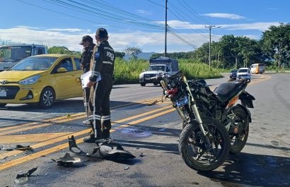 Tres heridos tras accidente entre automóvil y motocicleta en Santo Domingo