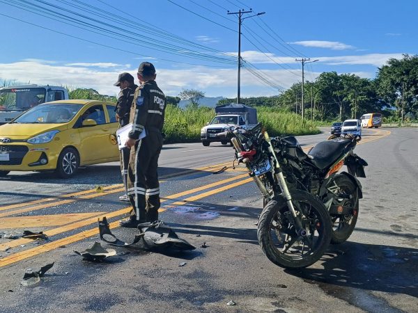 Tres heridos tras accidente entre automóvil y motocicleta en Santo Domingo