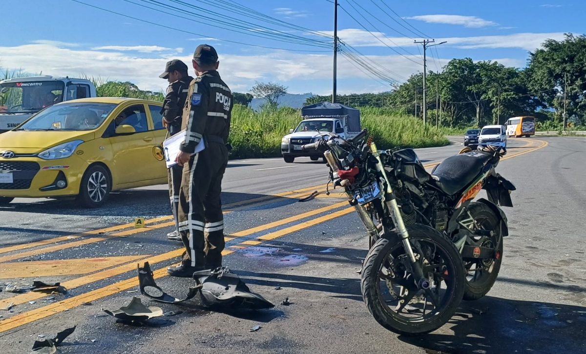 Tres heridos tras accidente entre automóvil y motocicleta en Santo Domingo