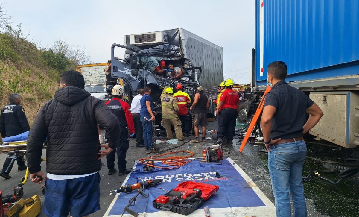 Tres heridos tras fuerte accidente de tránsito entre un camión y un tráiler en la vía la Pila-Jipijapa
