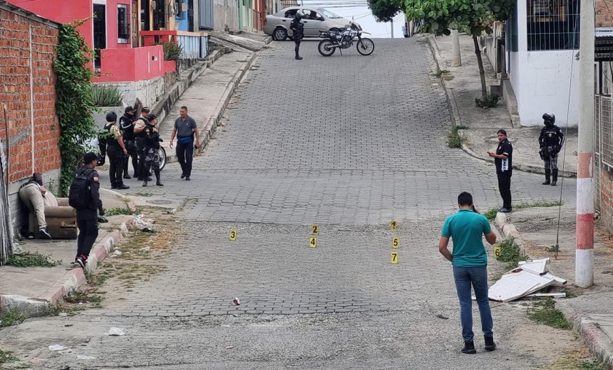 Tres hombres gravemente heridos dejó un ataque armado en la calle 309 y avenida 205, en el barrio San Pedro, de Manta.