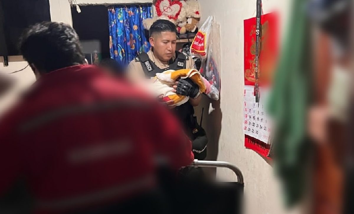 Tres policías brindaron atención prehospitalaria a una mujer en labores de parto. Aquello permitió el nacimiento exitoso de una niña