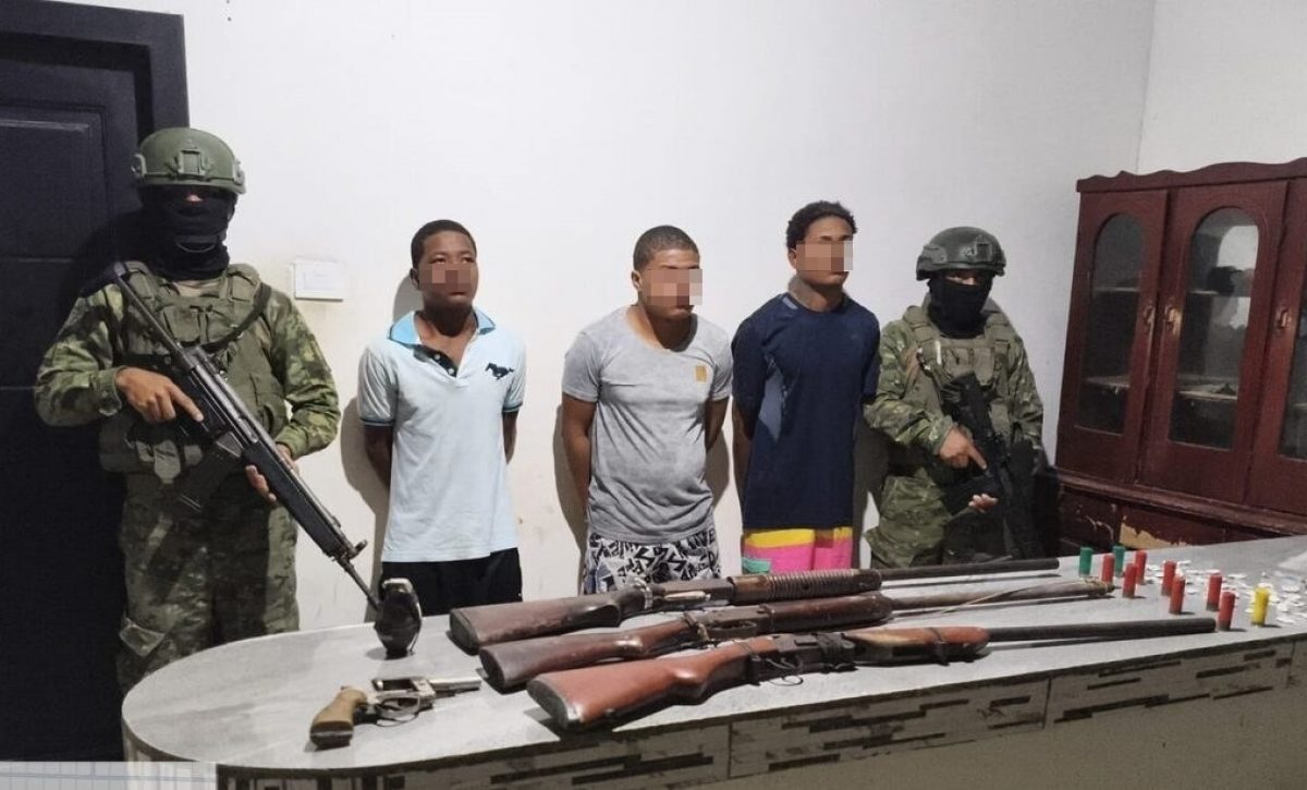 Tres presuntos miembros de “Los Chukys” fueron detenidos en Quinindé durante operativo militar