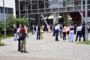 Tres sismos en Portoviejo generan evacuaciones masivas en edificios públicos