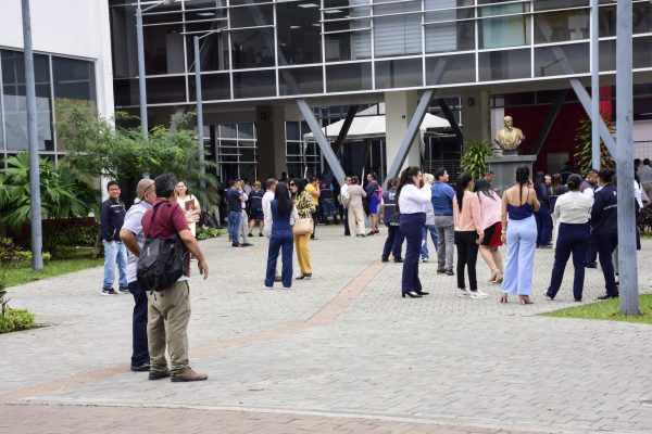 Tres sismos en Portoviejo generan evacuaciones masivas en edificios públicos