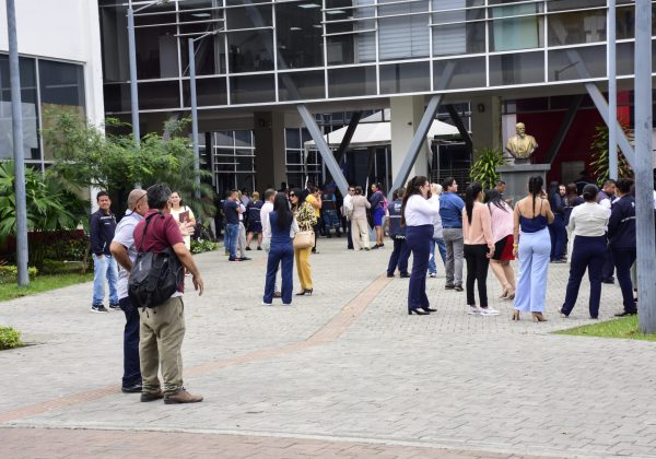 Tres sismos en Portoviejo generan evacuaciones masivas en edificios públicos