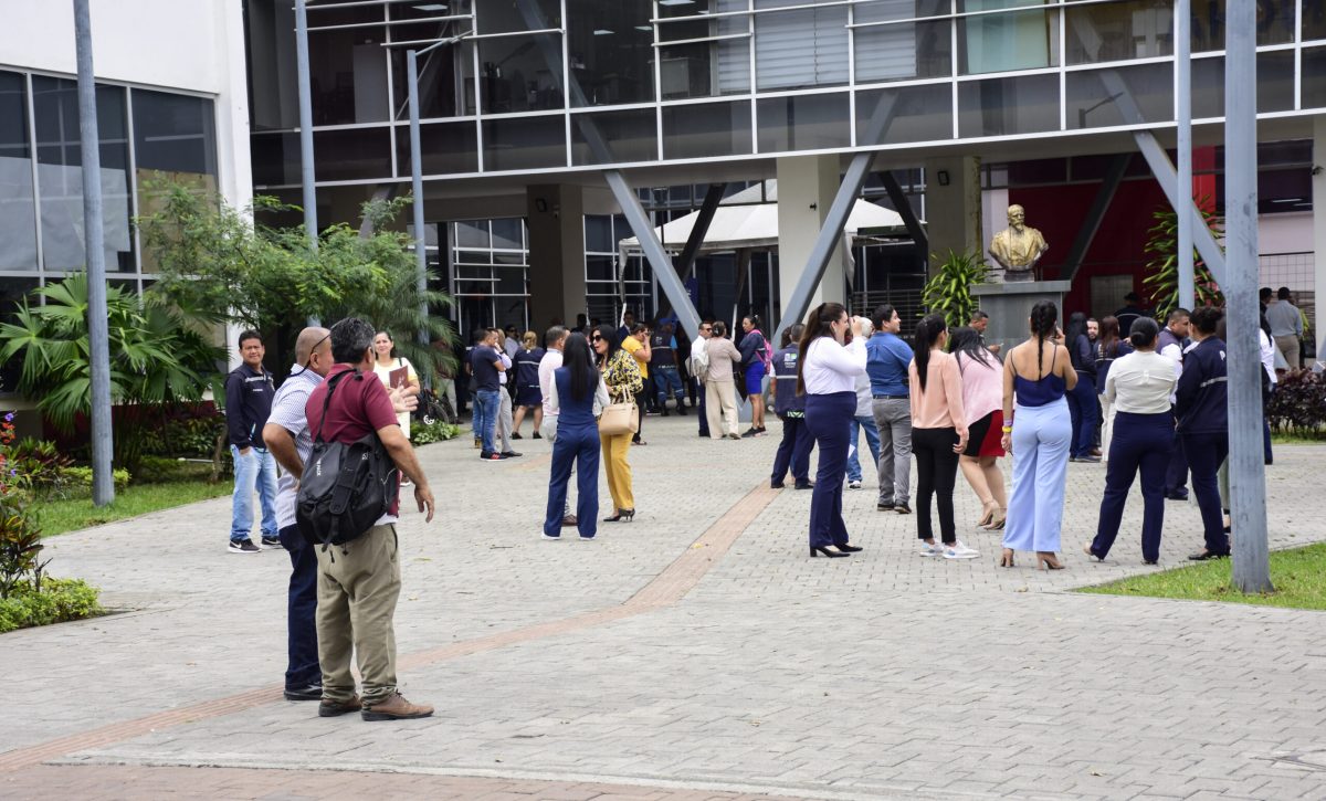 Tres sismos en Portoviejo generan evacuaciones masivas en edificios públicos