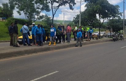 Tres trabajadores del Municipio de Portoviejo sufrieron un accidente de tránsito en el paso lateral de la ciudad.