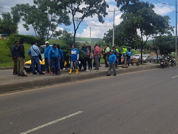 Tres trabajadores del Municipio de Portoviejo sufrieron un accidente de tránsito en el paso lateral de la ciudad.