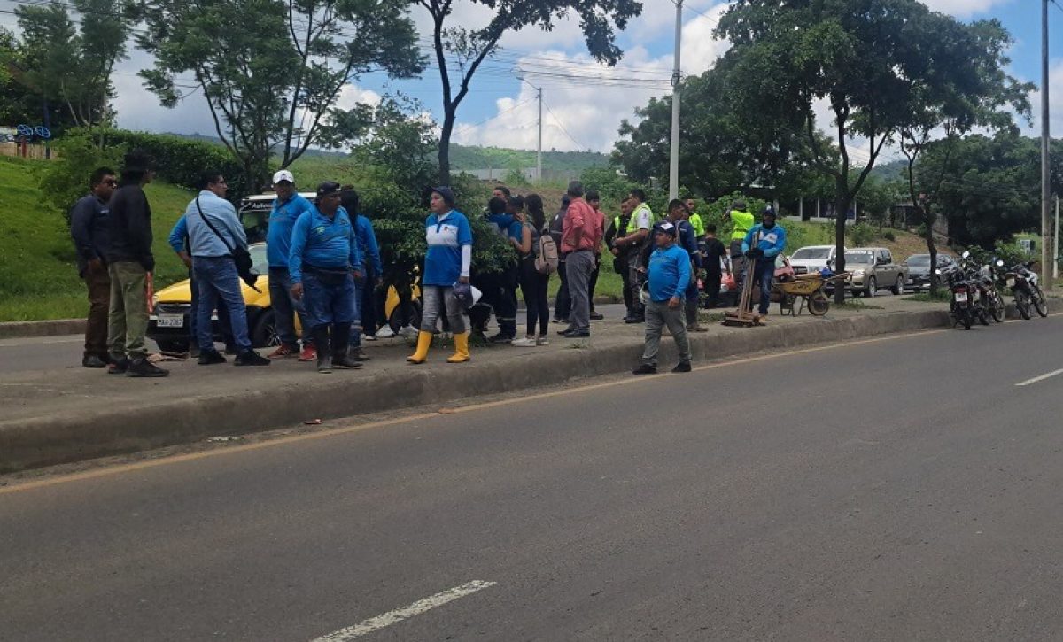 Tres trabajadores del Municipio de Portoviejo sufrieron un accidente de tránsito en el paso lateral de la ciudad.